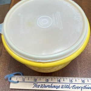 Vintage bright solid yellow gold Tupperware Qt Bowl w/lid, sized B, bowl and lid